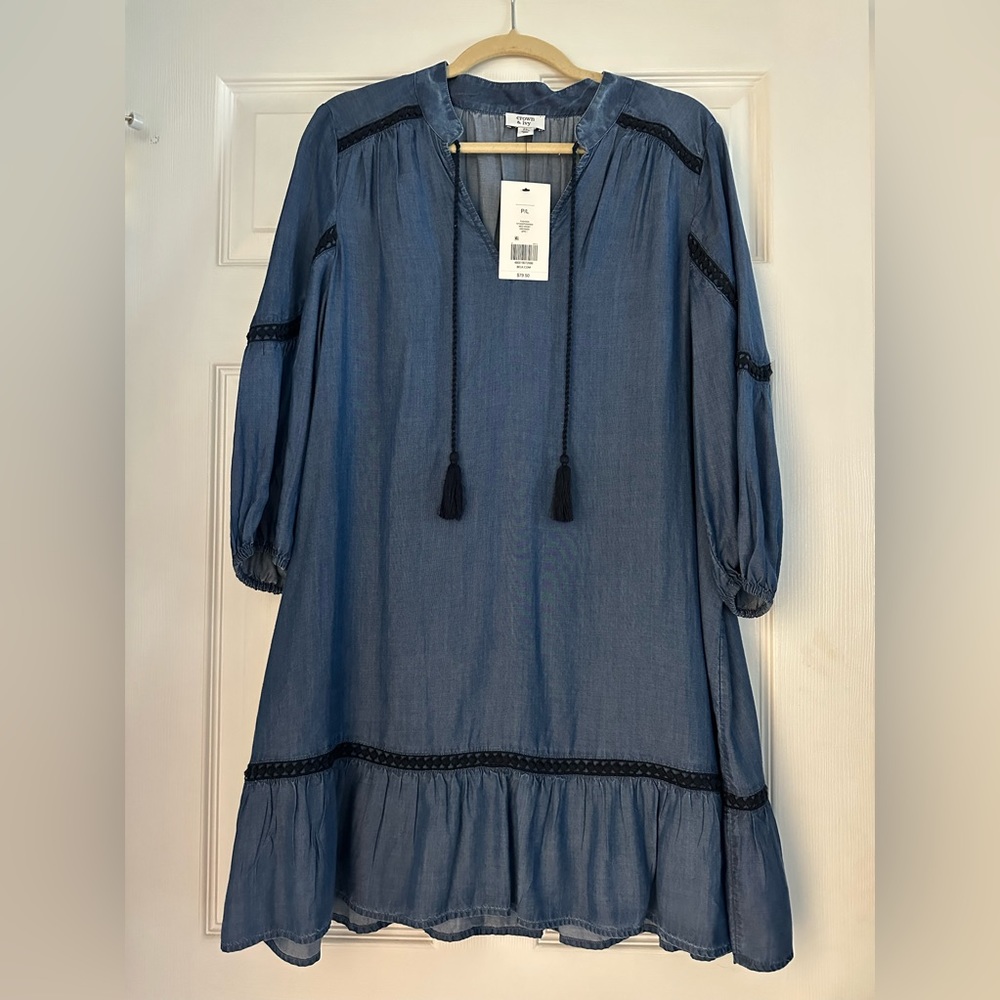 Crown and Ivy women’s LP in chambray.